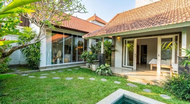 Villa with pool, yard & terrace — photo 3