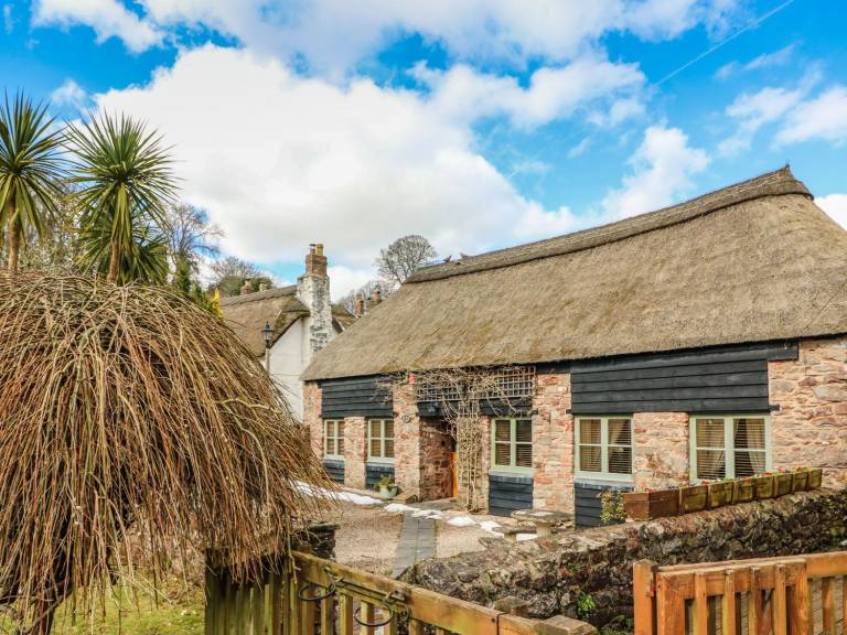 Cottage with barbecue & garden | Beach view — photo 2