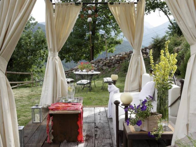 House with patio & garden — photo 2