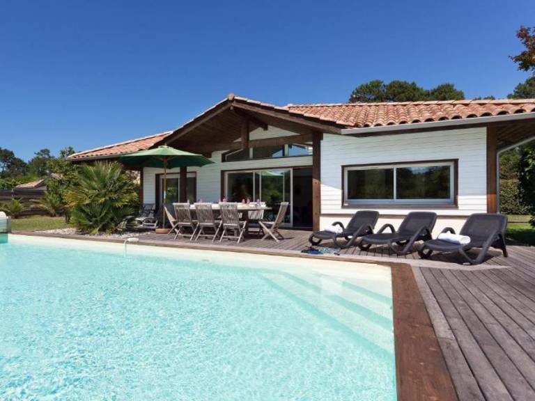 Villa with private pool, hot tub & patio | Garden view — photo 2