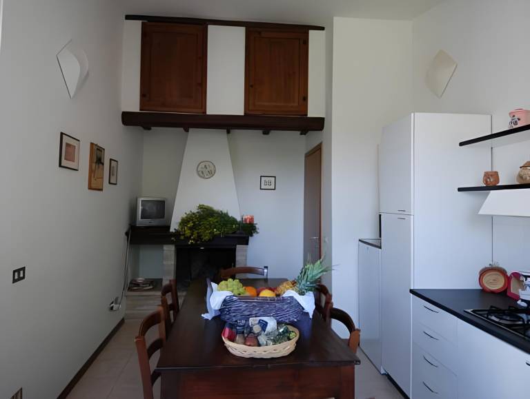 Serviced apartment with yard, pool & patio — photo 3
