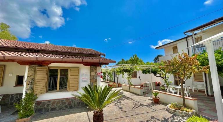 Vacation home with terrace, BBQ & garden in Centola