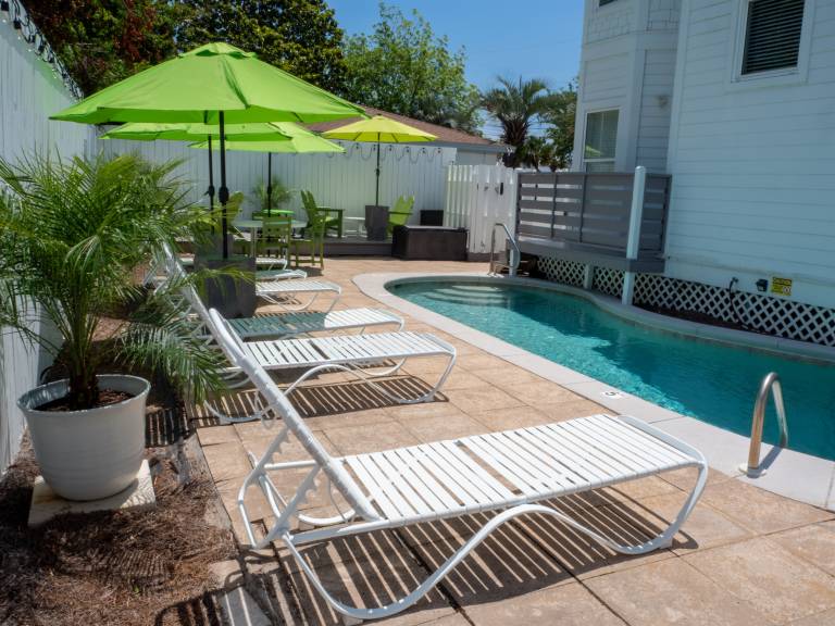 Private Pool & Free Golf Cart! 2 Blocks to beach-dining-bars! EZ access to US-98 in Miramar, FL