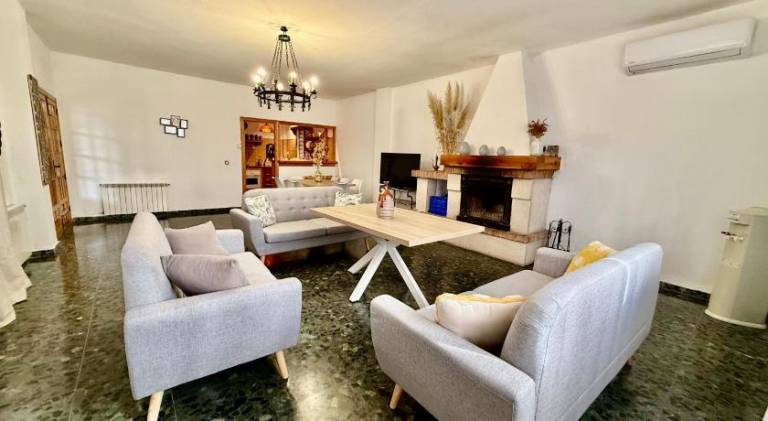 Fully equipped house with terrace, yard & private pool | Pets allowed — photo 2
