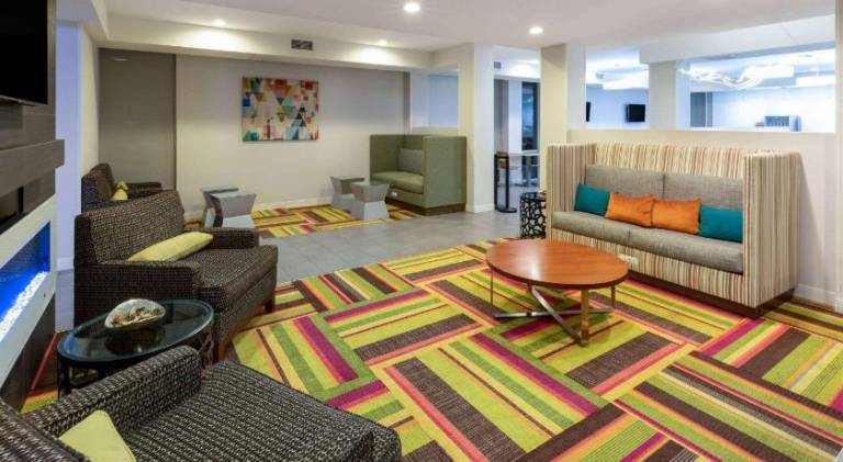 La Quinta Inn & Suites by Wyndham Tulsa Downtown/Route 66 — photo 3