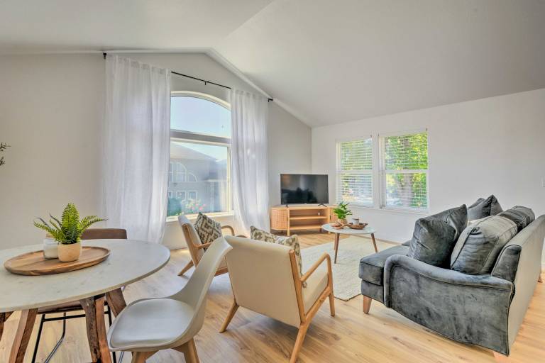 Close to Parks & Brews: Sunny Grants Pass Apt! — photo 4