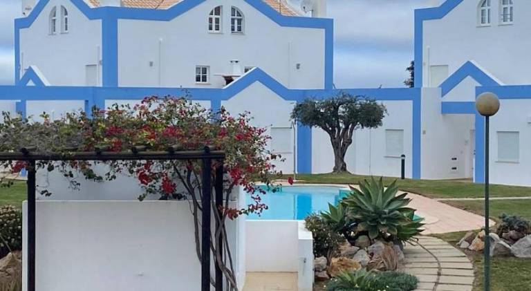House with pool — photo 4