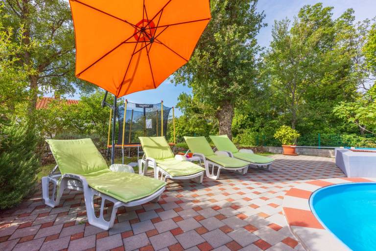 House with private pool, barbeque & patio — photo 4