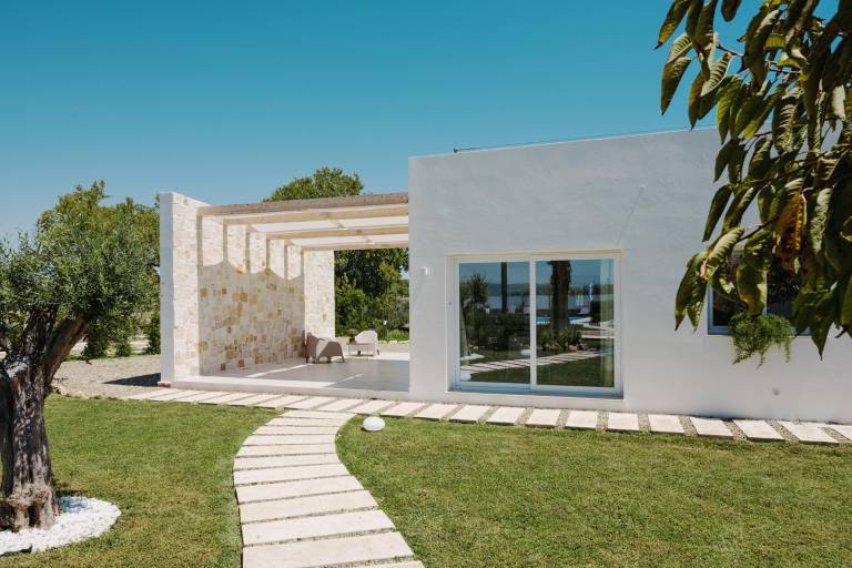 Villa with yard & pool — photo 4