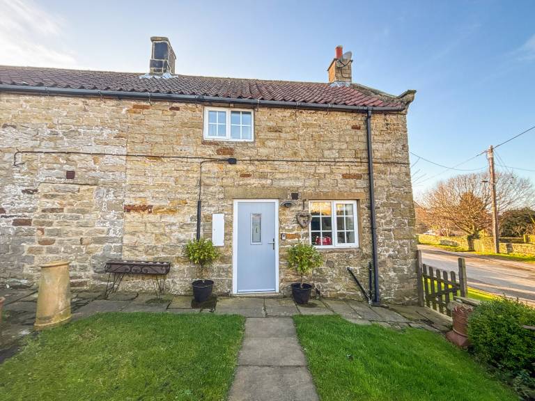 Cottage with garden & barbecue in Whitby