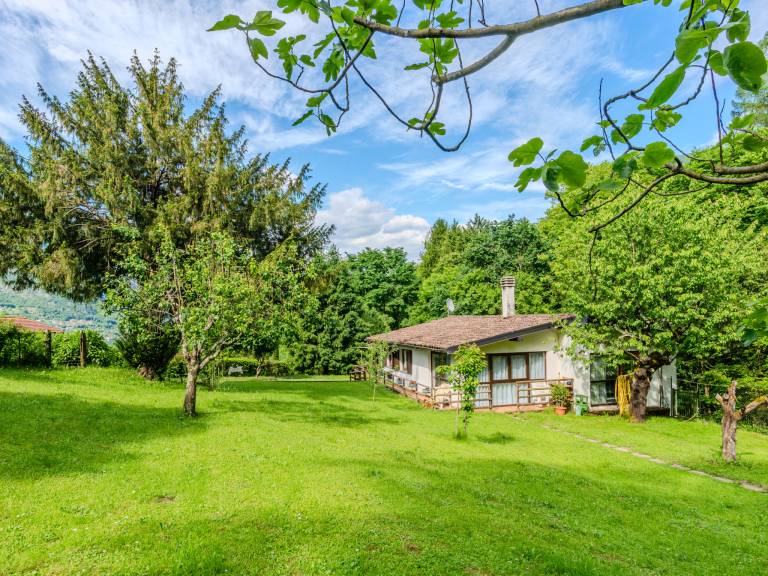 Holiday home with dog in Osteno-claino, Lake Lugano for amaximum of 4 people