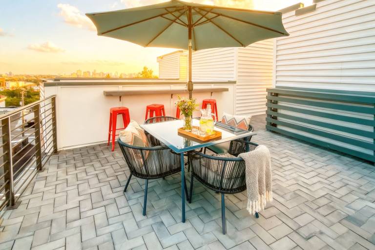 Elvis-Themed 13 Beds Rooftop City Views — photo 4