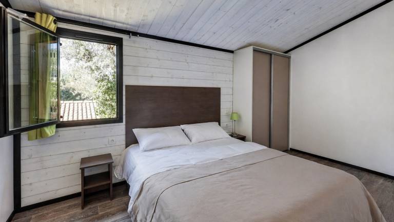Chalet with terrace & pool — photo 4
