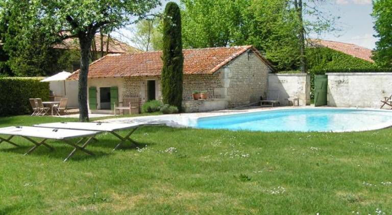 Vacation home with pool in Périgueux
