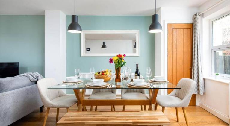 Large 5Bed Town House-Sleeps 9-By FabAccommodation in Bristol
