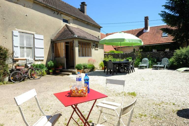 Gite with yard & BBQ — photo 4