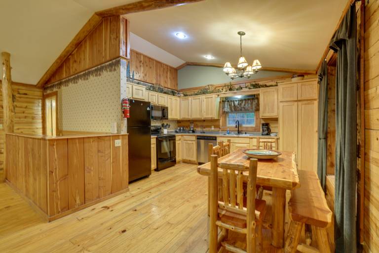 4 Mi to Lake: Wooded Log Cabin in Eureka Springs! — photo 2