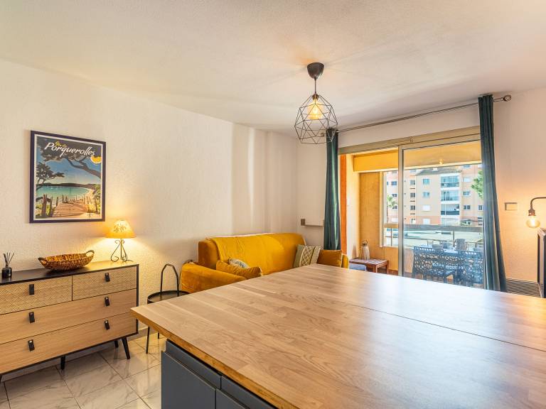 Rental apartment with yard & terrace — photo 2