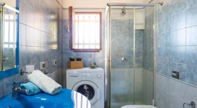 Serviced apartment with patio & yard — photo 2