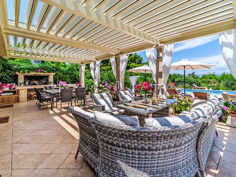 Fully equipped vacation home with private pool, patio & hot tub | Sea view | Beach nearby | Pet-friendly — photo 4