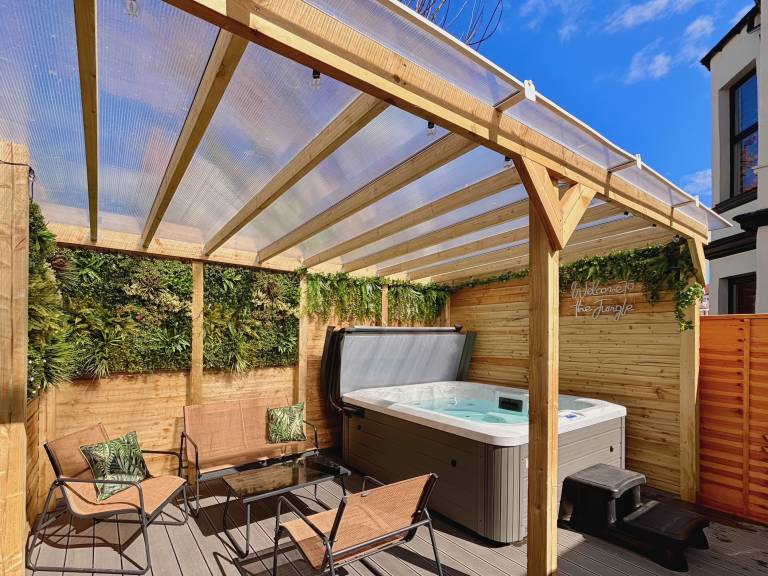 Cottage with jacuzzi & yard | Beach view in Llandudno