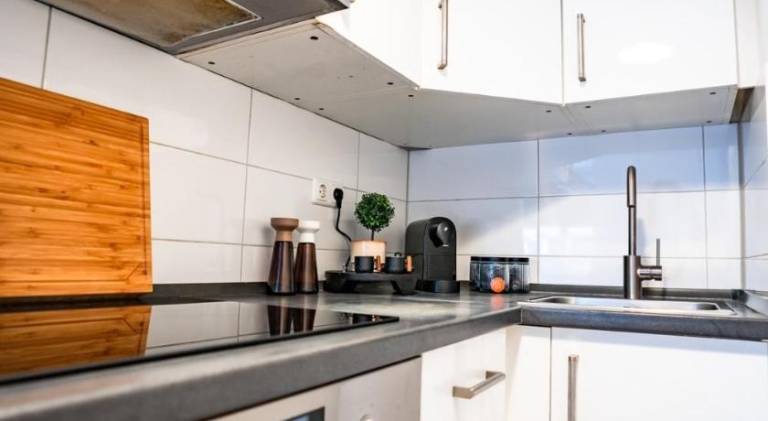 1 BR Apartment - ZENTRAL - BUSINESS - WIFI - KUCHE - NETFLIX - PARKHAUS — photo 3