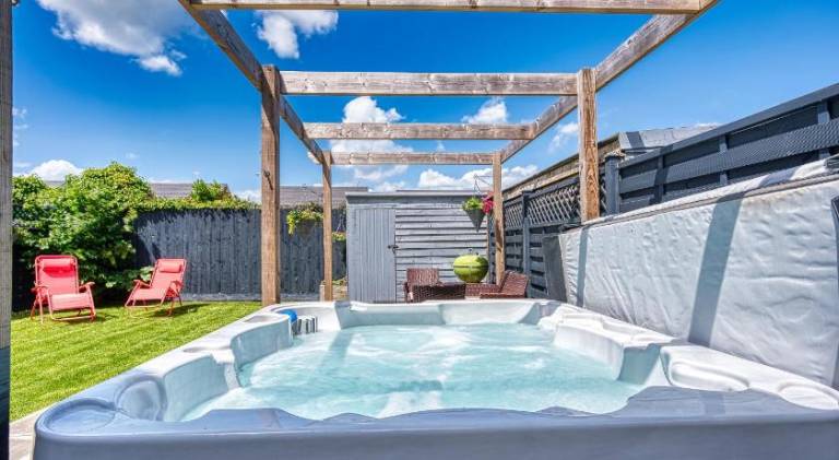 Vacation home with jacuzzi | Pets allowed — photo 2