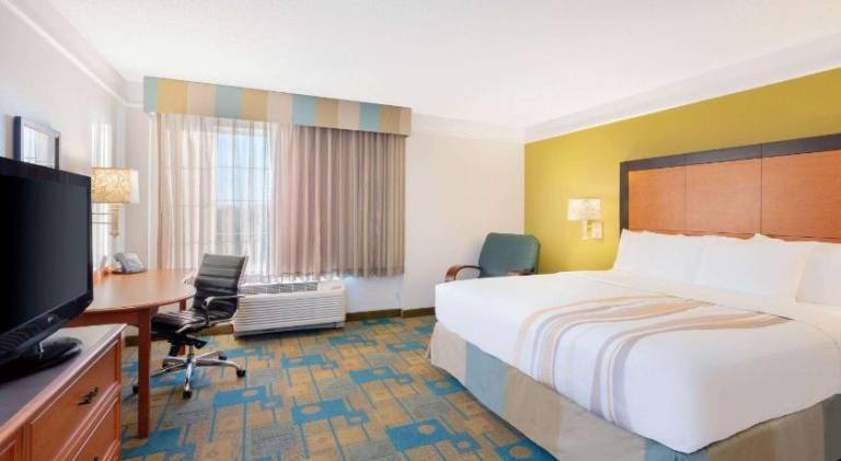 La Quinta Inn & Suites by Wyndham Ocala — photo 2