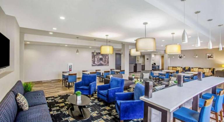 La Quinta Inn & Suites by Wyndham Karnes City - Kenedy — photo 3