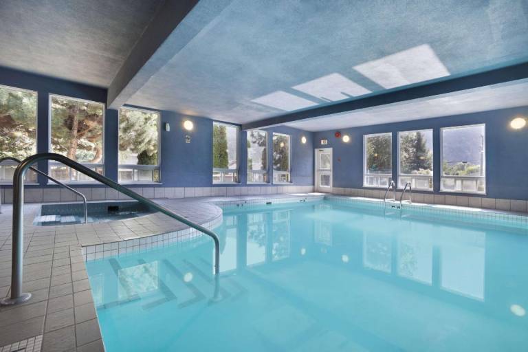 Super 8 By Wyndham West Kelowna Bc — photo 2