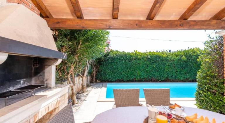 Villa with pool — photo 5