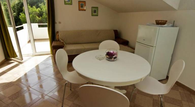 Rental apartment with yard, grill & patio | Pets are welcome — photo 4