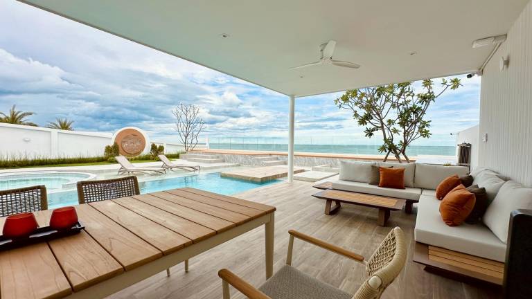 Villa with pool, terrace & yard — photo 5