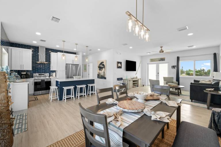 Blue Pearl Waterfront Oasis w Pool 70 Dock — photo 4