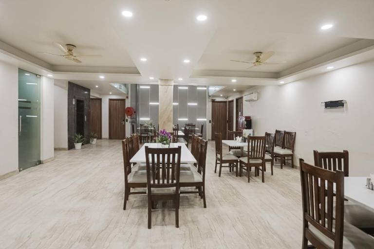 Super Townhouse The AMV Hotel — photo 3