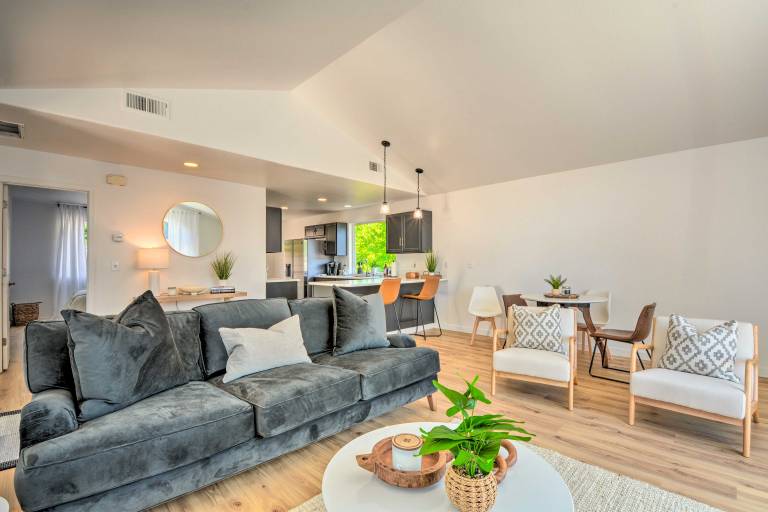 Close to Parks & Brews: Sunny Grants Pass Apt! — photo 5