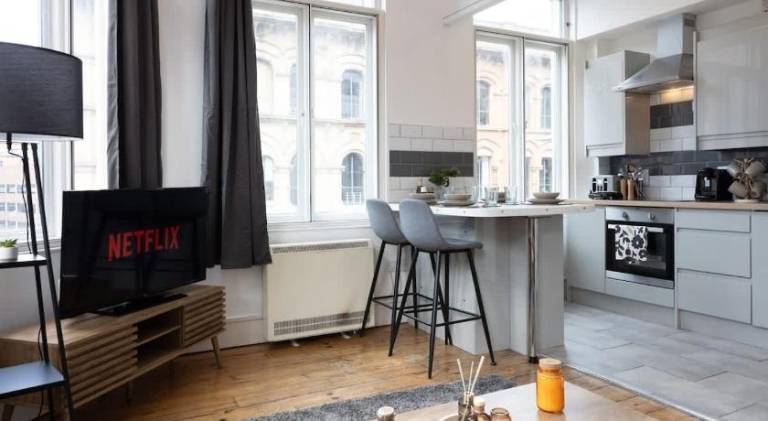 Central Sleeps 6 Stunning 2 Bed by City SuperHost — photo 5