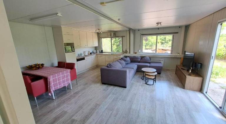 Lodge with terrace & yard | Pet-friendly — photo 3