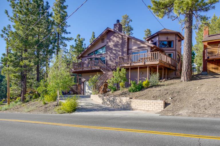 Hot Tub & Game Room: Spacious Big Bear Lake Cabin — photo 3