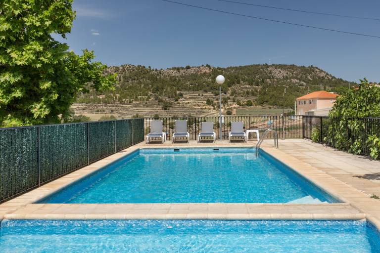 Family-friendly nice house with pool, terrace & BBQ | Mountain view | Pets allowed — photo 2