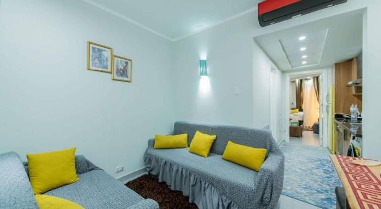 Serviced apartment with yard, private pool & terrace — photo 2