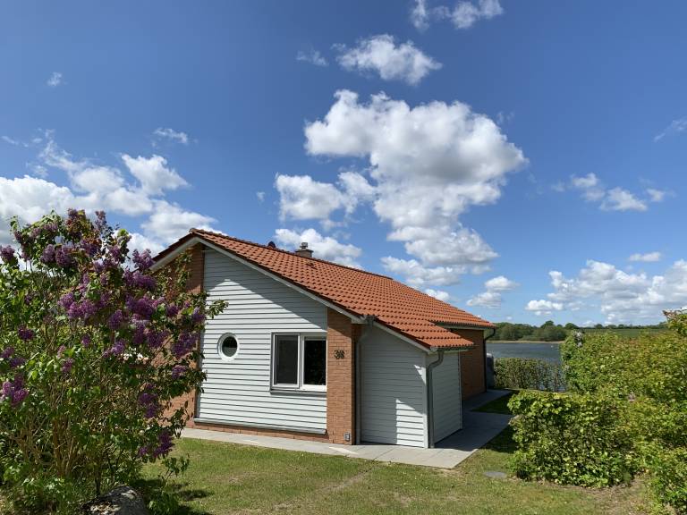 Vacation home with patio, sauna & garden | Water view — photo 3