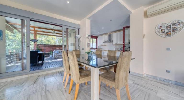 Fully equipped villa with hot tub, garden & patio | Suitable for remote work | Dogs allowed — photo 4