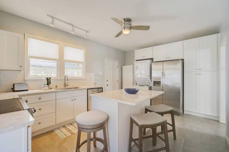 Fido Friendly, Fenced Yard, Fire Pit, Near Sarasota Beaches and Downtown! — photo 4