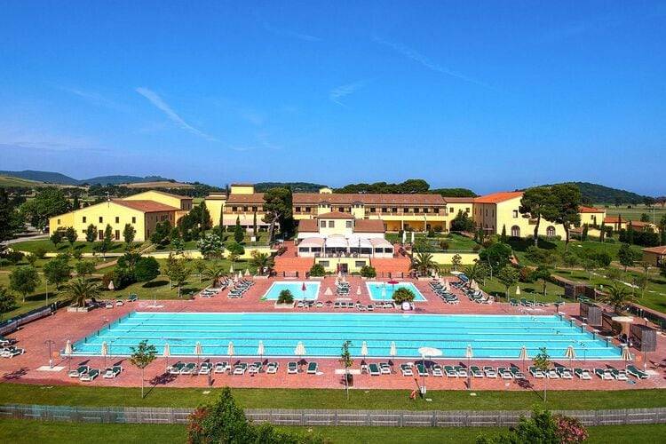 Fully equipped holiday apartment with pool & patio | Pet-friendly — photo 2