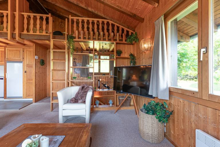 Family-oriented chalet with grill, yard & patio | Pet-friendly — photo 5