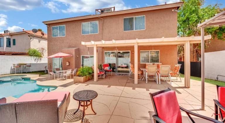 Lovely vacation home with jacuzzi & pool | Dogs allowed in Henderson, NV