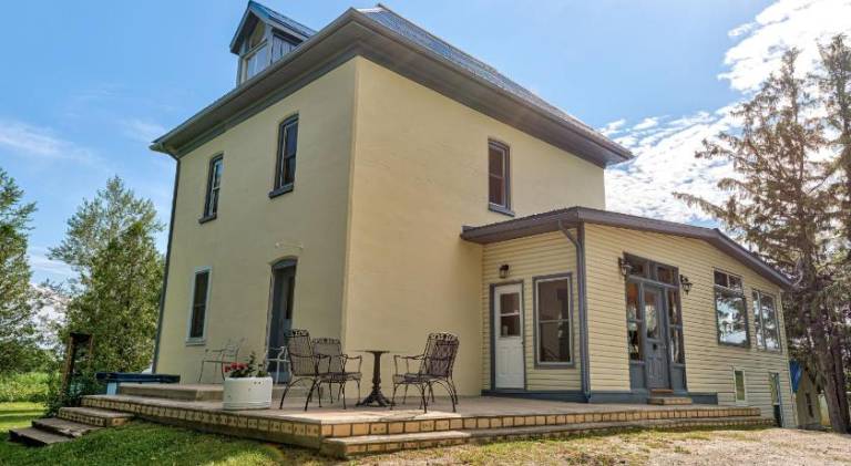 Vacation home with hot tub | Pets allowed in Wawa, ON
