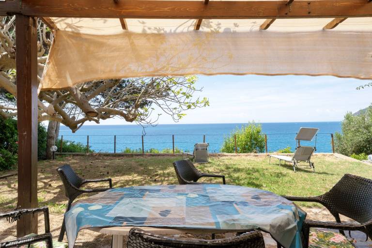Apartment 'Paola' with Sea View, Private Garden and Air Conditioning in Moneglia