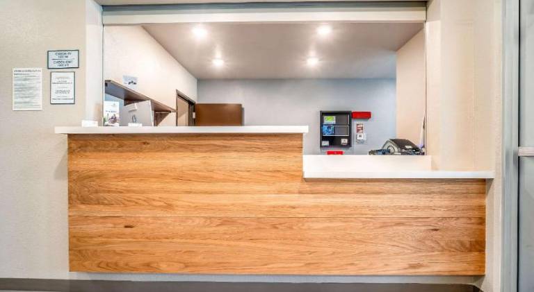 WoodSpring Suites Naples West — photo 3